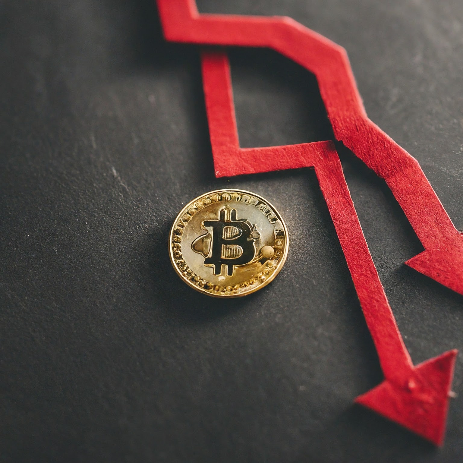 Bitcoin despenca 5% após recorde: o que causou a queda?